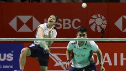 Felisha Pasaribu melakukan pukulan keras saat bertanding pada babak 32 besar Indonesia Masters 2026 melawan wakil Denmark di Istora Senayan, Jakarta, Rabu (21/1/2026) siang. (Bola.com/Abdul Aziz)