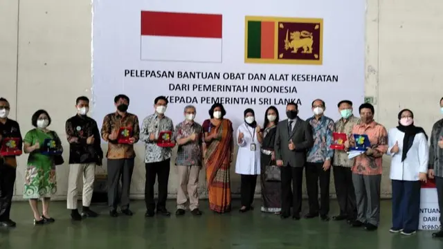 Kloter pertama bantuan kemanusiaan berupa obat-obatan dan alat kesehatan dari Indonesia kepada Sri Lanka. (Kemlu RI)