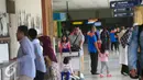 Calon penumpang menunggu jadwal keberangkatan dari bandara Adisucipto,Yogyakarta, (6/2).Setelah di tutup pada 5/2 sore kemaren akibat cuaca buruk, bandara di buka kembali mengantisipasi lonjakan penumpang jelang liburan imlek. (Liputan6.com/Boy Harjanto)
