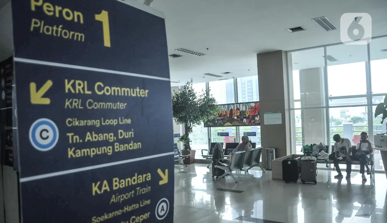 Papan penunjuk arah untuk layanan penumpang KRL terpasang di tiap sudut Stasiun BNI City, Dukuh Atas, Jakarta Pusat, Senin (25/7/2022). PT Kereta Commuter Indonesia (KCI) berencana menjadikan Stasiun BNI City yang sebelumnya khusus melayani penumpang kereta Bandara Soekarno-Hatta untuk pemberhentian KRL seiring akan dinonaktifkannya Stasiun Karet. (merdeka.com/Iqbal S Nugroho)