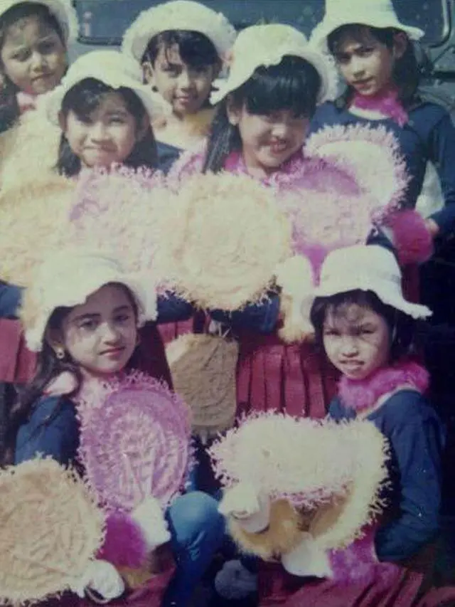 6 Foto Jadul Dewi Perssik di Usia SD, Anak yang Aktif dan Berprestasi