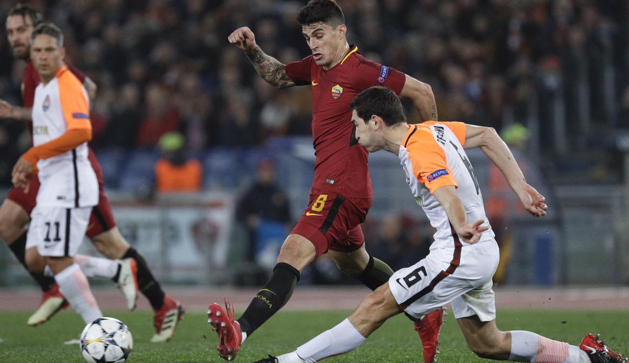 Pemain Roma, Diego Perotti menghalau bola sepakan pemain Shakhtar, Taras Stepanenko (kanan) pada leg kedua 16 besar Liga Champions di Rome Olympic stadium, (13/3/2018). AS Roma Menang 1-0. (AP/Gregorio Borgia)