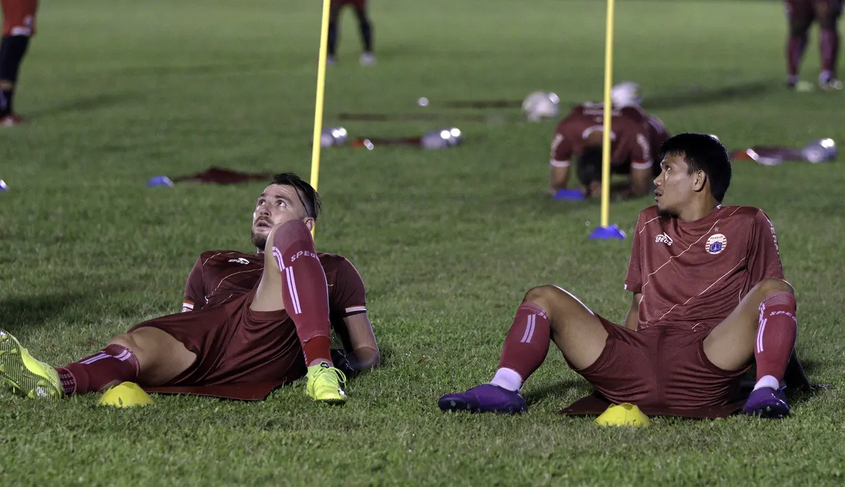 Pemain Persija Jakarta, Marko Simic dan Sandi Sute melakukan pemanasan saat latihan di Lapangan Sutasoma Halim, Jakarta, Jumat (10/5). Latihan ini merupakan persiapan jelang laga Liga 1 Indonesia 2019. (Bola.com/Yoppy Renato)