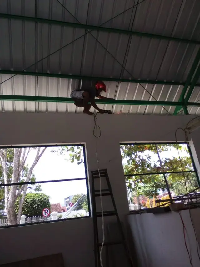 6 Kelakuan Tukang Bangunan saat Melindungi Diri Ini Nyeleneh Banget