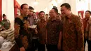 Presiden Jokowi (kiri) saat menghadiri makan siang bersama Persib Bandung di Istana Negara, Jakarta, Senin (19/10/2015). Undangan tersebut sebagai bentuk apresiasi Jokowi kepada Persib yang telah menjuarai Piala Presiden 2015. (Liputan6.com/Faizal Fanani)