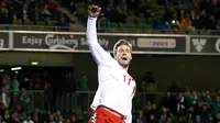 Pemain Denmark, Nicklas Bendtner merayakan gol timnya ke gawang Republik Irlandia pada partai kedua play-off zona Eropa di Stadion Aviva, Rabu (15/11). Denmark melaju ke putaran final Piala Dunia 2018 usai menang 5-1. (Niall Carson/PA via AP)