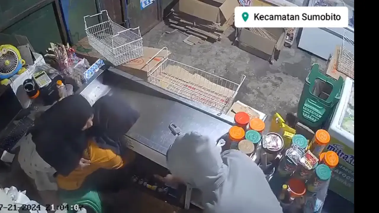 Perampokan toko di Jombang terekam CCTV dan viral di medsos. (Istimewa)