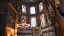 <p>Seorang perempuan mengunjungi bagian dalam Hagia Sophia di Istanbul, Turki pada 10 Juli 2020. Sebelum menjadi museum, Hagia Sophia adalah Katedral lalu berubah menjadi masjid saat Kekhalifahan Utsmaniyah pada tahun 1453. (Ozan KOSE/AFP)</p>