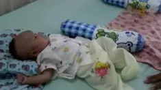 Tubuh bayi Arsenio tak mampu mengubah asam amino menjadi energi karena kekurangan enzim tertentu.