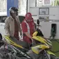 Beruntung ada orang yang membantunya hingga sampai di SPBU.