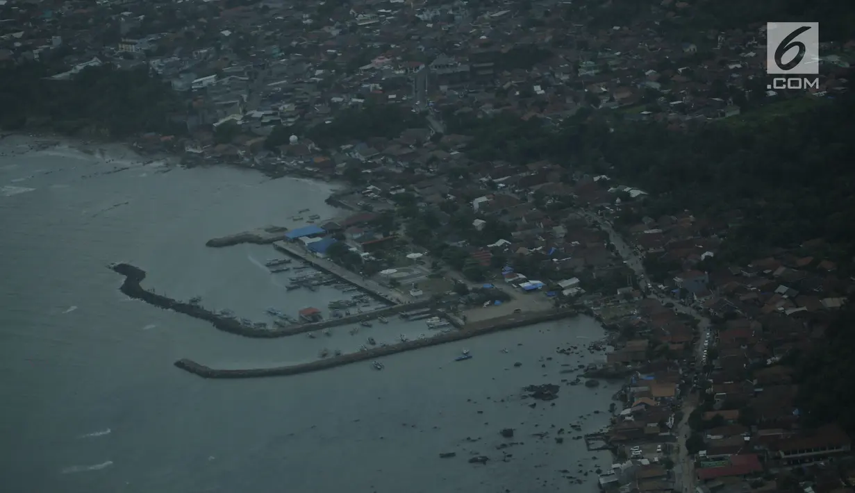 Pemandangan dari udara wilayah Kota Lampung usai diterjang tsunami, Selasa (25/12). Lampung Selatan menjadi salah satu daerah terdampak Tsunami. (Liputan6.com/Zulfikar Abubakar)