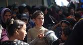 Anak-anak pengungsi Palestina berkumpul untuk menerima bagian makanan dari dapur amal di kamp pengungsi Nuseirat, yang terletak di bagian tengah Jalur Gaza, pada 21 Oktober 2025, atau sepekan setelah kesepakatan gencatan senjata antara Israel dan Hamas mulai berlaku. (Eyad BABA/AFP)