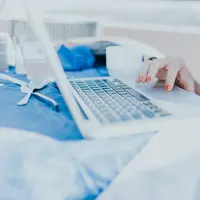 Jika kamu adalah tipe orang yang sibuk dan memiliki banyak urusan kamu bisa ikut kelas online (Foto: Unsplash.com/Persnickety Prints)
