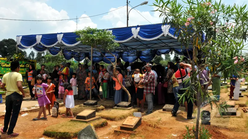 Penjual Cinderamata Raup Untung dari Peziarah Makam Olga Syahputra