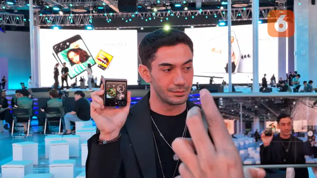 Reza Rahadian ungkap fitur Samsung Galaxy Z Flip 5 di Galaxy Unpacked, Seoul, Korea Selatan (Rabu (26/7/2023) (Liputan6.com/Giovani Dio Prasasti)