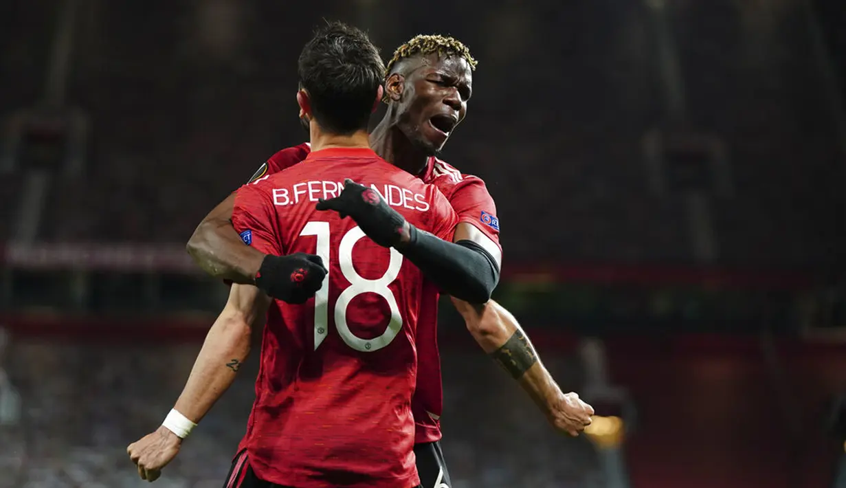 Pemain Manchester United Bruno Fernandes (depan) merayakan dengan Paul Pogba setelah mencetak gol ke gawang AS Roma pada leg pertama semifinal Liga Europa di Old Trafford, Manchester, Inggris, Kamis (29/4/2021). Manchester United menang 6-2. (AP Photo/Jon Super)