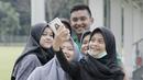Striker Timnas Indonesia, M. Rafli Mursalim, foto bersama fans usai latihan di Lapangan ABC Senayan, Jakarta, Kamis (22/2/2018). Latihan ini dilakukan untuk persiapan Piala AFF U-18 2018 dan Piala Asia U-19 2018. (Bola.com/M Iqbal Ichsan)