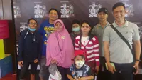 Pelatih Pelita Jaya Benjamin Sipin mengajak anak penderita kanker ke pameran mainan (Ist)