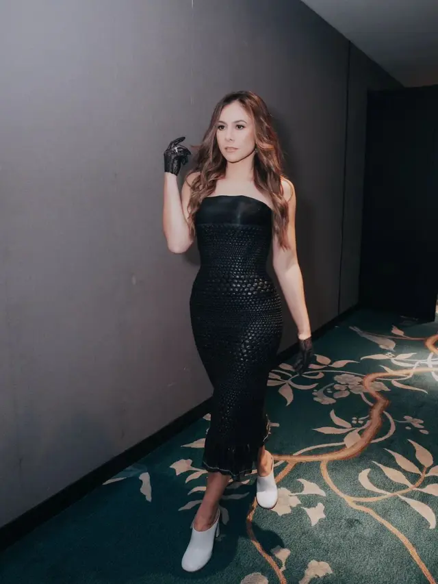 6 Gaya Glamor Wulan Guritno Gelar Pesta Ultah ke-43, Tunjukkan Body Goals dengan Slim Fit Dress Karya Ernesto Abram