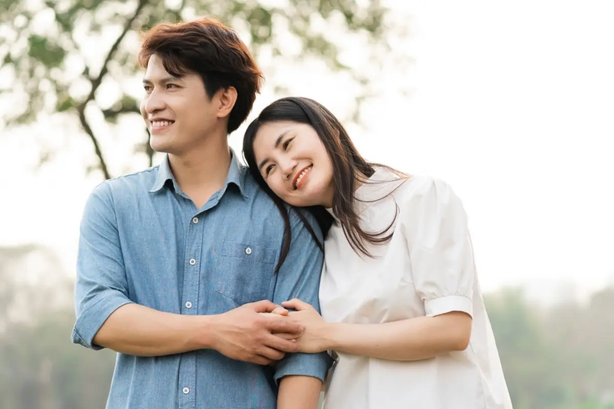 couple romantis bahagia