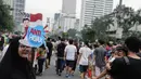 Massa yang tergabung dalam Siber Kreasi mengadakan kampanye anti hoax saat Car Free Day di Sudirman, Jakarta, Minggu (9/12). Siber Kreasi mengajak masyarakat untuk lebih cermat dalam membaca dan menyebarkan berita di medsos. (Liputan6.com/Faizal Fanani)