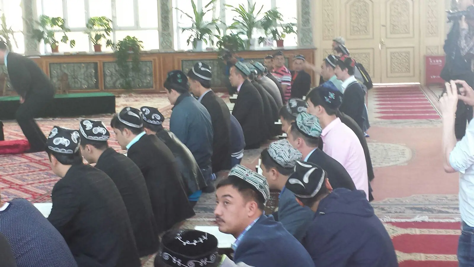 Tak ada pengeras suara di menara masjid. Namun, panggilan beribadah tanda waktu salat terdengar dari sela-sela masjid.