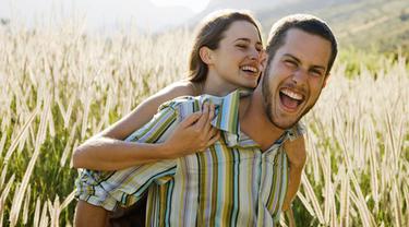 Ini Dia 7 Alasan Mengapa Wanita Mudah Jatuh Cinta Dengan Pria Humoris Lifestyle Fimela Com