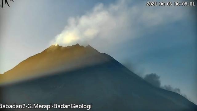Gunung Merapi muntahkan awan panas pada 6 Juni 2021. (Foto: Liputan6.com/BPPTKG)