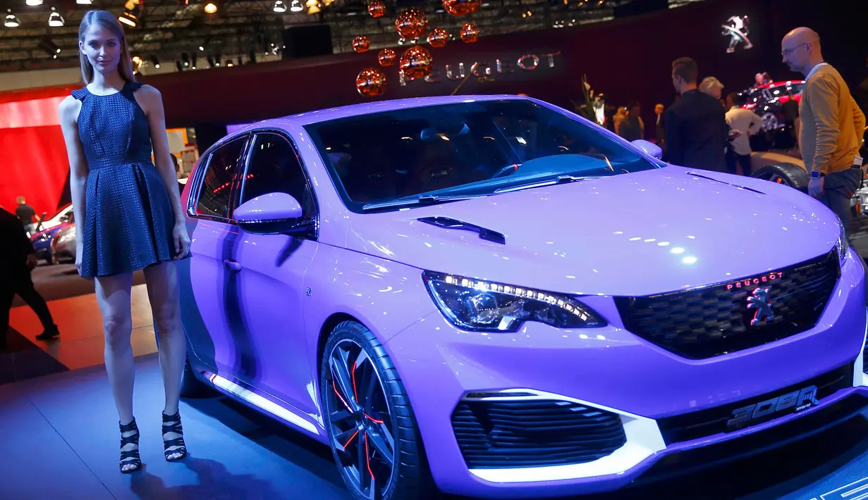 Seorang model bergaya disamping mobil Peugeot 308 R dalam Frankfurt Motor Show (IAA) 2015 di Frankfurt, Jerman (16/9/2015). Sejumlah merek kendaraan ternama ikut ambil bagian dalam pameran tersebut. (REUTERS/Kai Pfaffenbach)
