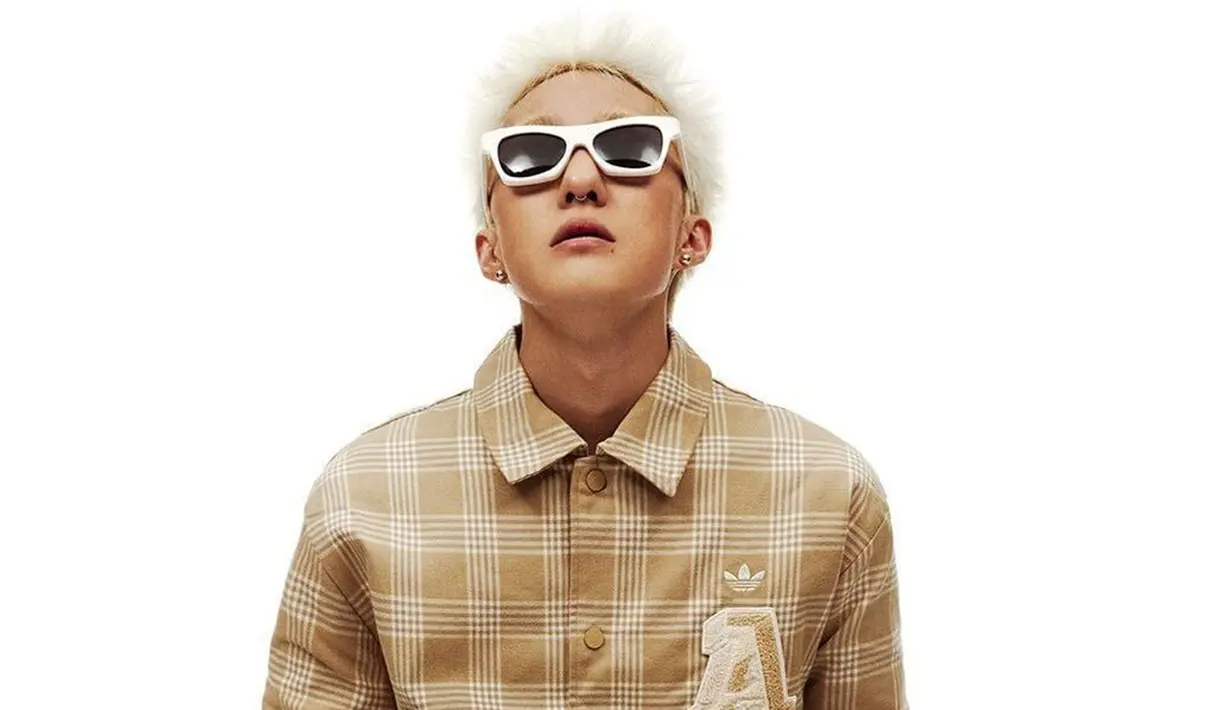 Solois sekaligus penulis lagu Zion.T juga menjadi artis yang bergabung dengan sub-label milik YG Entertainment pada 2016. Dirinya bahkan terbilang aktif tak hanya sebagai penyanyi tapi juga produser musik. (Liputan6.com/IG/@theblacklabel)