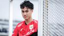 <p>Pemain Timnas Indonesia U-22, Rafael Struick memakai jersey saat bersiap melakukan latihan perdana menjelang SEA Games 2025 di Stadion Madya, Kompleks Stadion Utama Gelora Bung Karno (SUGBK), Senayan, Jakarta, Selasa (11/11/2025). (Bola.com/Bagaskara Lazuardi)</p>