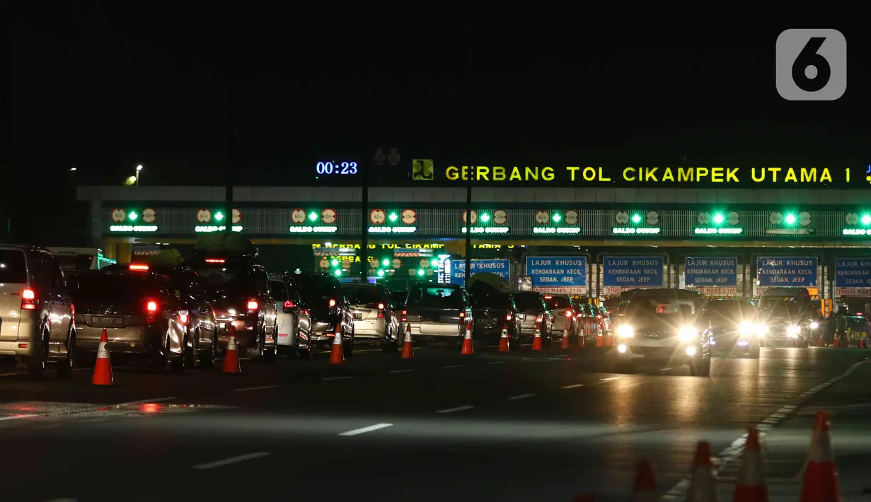 <p>Sejumlah kendaraan melintas saat diberlakukan "Contra Flow" di Ruas tol Jakarta - Cikampek, Kamis (28/4/2022) dini hari. Contra Flow yang dimulai dari KM 47 tersebut sebagai langkah  untuk mengurangi kepadatan lalu lintas arus mudik Lebaran di ruas tol Jakarta - Cikampek arah Cikopo-Palimanan. (Liputan6.com/Herman Zakharia)</p>