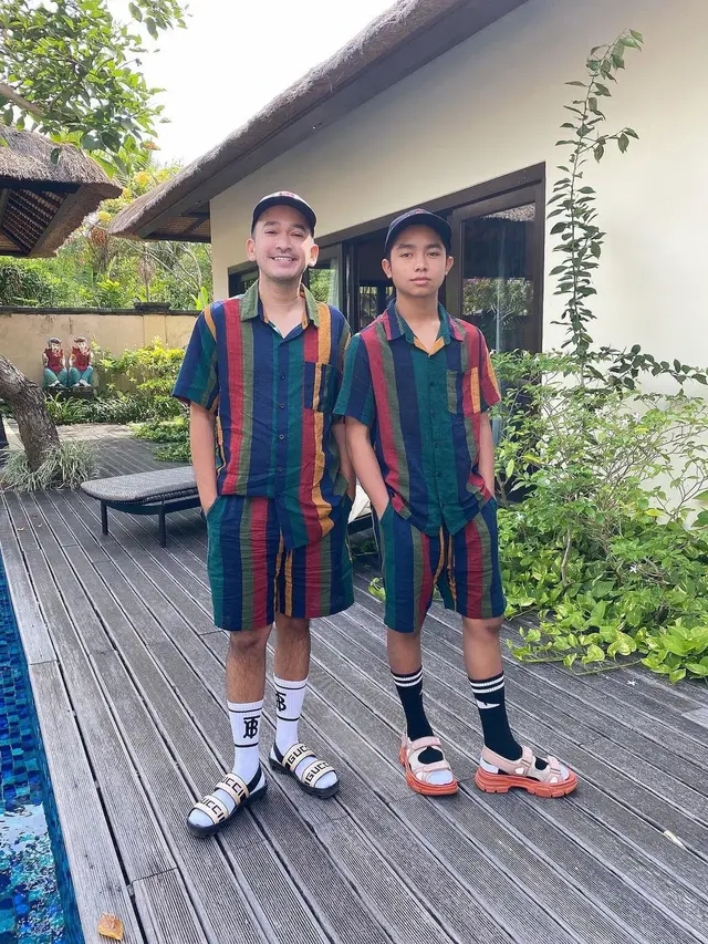 Potret 6 Seleb Pria Pakai Baju Kembaran dengan Putranya, Bak Pinang Dibelah Dua
