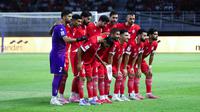 Pemain Timnas Lebanon foto bersama saat melawan Timnas Indonesia dalam laga FIFA Matchday 2025 di Stadion Gelora Bung Tomo, Surabaya, Senin (8/9/2025). (Bola.com/Abdul Aziz)