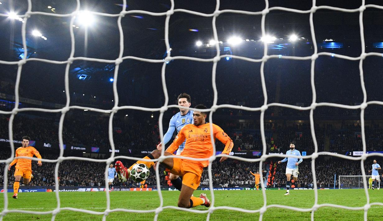 Pemain Real Madrid, Jude Bellingham melesatkan gol comeback timnya ke gawang Manchester City dalam laga leg 1 babak playoff Liga Champions 2024/2025 di Etihad Stadium, Manchester, Inggris, Rabu (12/02/2025) WIB. (AFP/Oli Scarff)