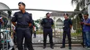 Polisi Malaysia melakukan penjagaan di luar Gedung Mahkamah Sepang, Selangor, Kamis (13/4). Sidang kedua kasus pembunuhan Kim Jong-nam dengan terdakwa WNI Sti Aisyah dijaga ketat dan media juga dibatasi dalam melakukan peliputan. (AP Photo/Vincent Thian)