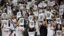 Fans Tottenham Hotspur memegang kertas bertuliskan permohonan untuk Kyle Walker tetap bertahan saat laga melawan Kitchee SC di  di Hong Kong, (26/5/2017). Tottenham menang 4-1. (AP/Kin Cheung)