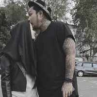 Kemesraan pasangan Virgoun dan istrinya, Inara menuai banyak pujian dari warganet. Banyak pengikutnya yang melihat bahwa pasangan ini tergolong romantis. (Instagram/virgoun_)