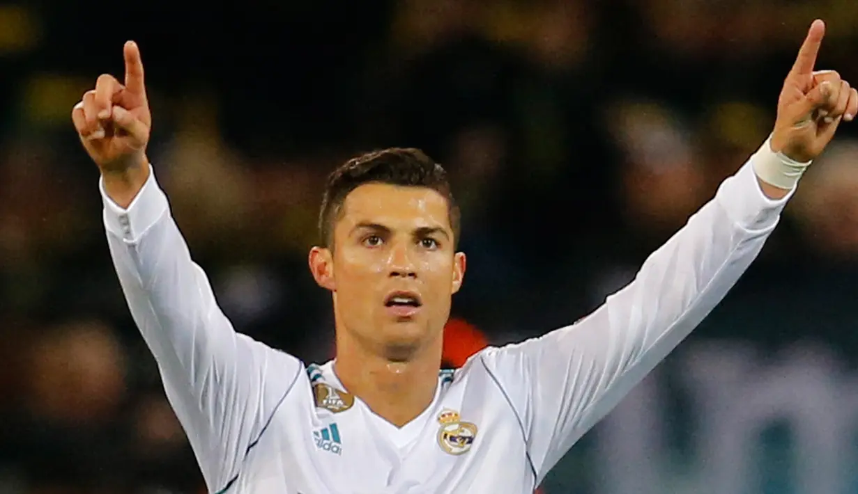 Pemain Real Madrid, Cristiano Ronaldo berselebrasi setelah mencetak gol ke gawang Borussia Dortmund dalam lanjutan Liga Champions di Signal Iduna Park, Rabu (27/9). Dua gol Ronaldo mewarnai kemenangan Real Madrid 3-1. (AP/Michael Probst)