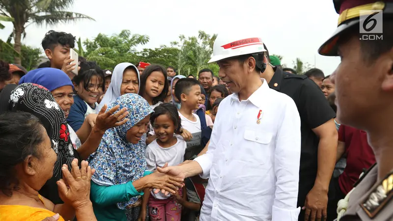 Tinjau Bandara Soetta, Jokowi Bagikan Buku dan Kain Batik