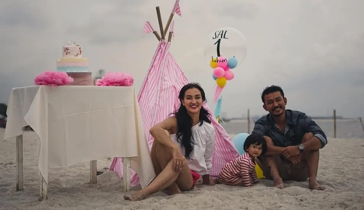 Uniknya perayaan ulang tahun pemilik nama Salma Jihane Putri Dewanto ini dirayakan di pinggir pantai. (Foto: instagram.com/riodewanto)