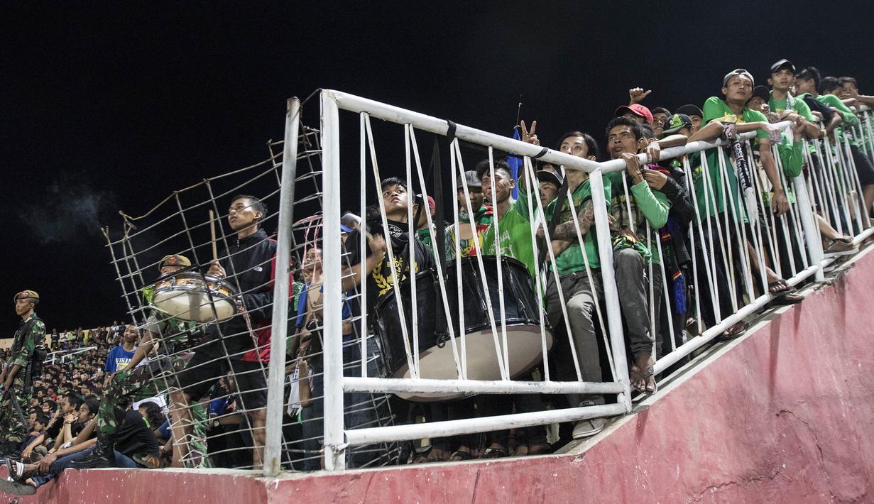 Tampak henti Bobotoh dan Bonek terus bernyanyi pada laga Piala Jenderal Sudirman di Gelora Delta Sidoarjo, Jawa Timur, Sabtu (21/11/2015). (Bola.com/Vitalis Yogi Trisna) 