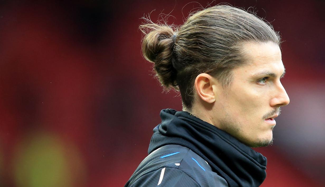 Pemain baru Manchester United, Marcel Sabitzer melakukan pemanasan sebelum laga pekan ke-22 Liga Inggris 2022/2023 melawan Crystal Palace di Old Trafford, Manchester, Sabtu (04/02/2023). (AFP/Lindsey Parnaby)