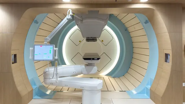 Alat terapi proton di Goh Cheng Liang Proton Therapy Centre yang merupakan bagian dari National Cancer Centre Singapore (NCCS). (Dok NCCS)