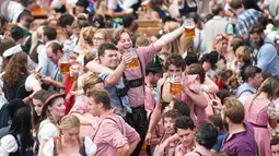 Pengunjung festival Oktoberfest bergembira saat mereka meminum bir di tempat peristirahatan Theresienwiese di Munich, Jerman selatan (24/9). Festival bir terbesar di dunia ini berlangsung sampai 3 Oktober 2017. (AFP Photo/dpa/Tobias Hase/Germany Out)