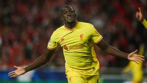 Selebrasi bek Liverpool, Ibrahima Konate setelah mencetak gol ke gawang Benfica pada laga leg pertama perempatfinal Liga Champions 2021/2022 di Luz Stadium, Lisbon (5/4/2022). Ibrahima Konate didatangkan Liverpool dari RB Leipzig pada awal musim 2021/2022 dengan nilai transfer 40 juta euro. Masih menyisakan kontrak hingga 30 Juni 2026, hingga kini ia telah tampil dalam 53 laga di semua ajang dengan torehan 3 gol dan 1 assist. (AFP/Carlos Costa)