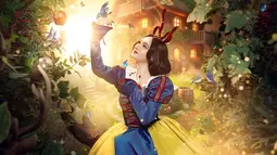 Setting lokasi pemotretan memperkuat nuansa dunia dongeng. Laura difoto di tengah hutan yang menyerupai suasana cerita Snow White, lengkap dengan pencahayaan temaram yang menciptakan kesan misterius sekaligus anggun. Wajahnya yang lembut dan ekspresi yang penuh imajinasi semakin menghidupkan karakter tersebut dalam balutan visual yang modern namun tetap menghormati estetika klasik. (Liputan6.com/IG/@fdphotography90)