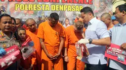 Polisi menghadirkan tersangka dan barang bukti narkoba dalam konferensi pers di Mapolresta Denpasar, Bali, Selasa (23/7/2019). Polresta Denpasar membekuk dua pria Australia, Wiliam Cabantog (36) dan David van Iersel (38), kedapatan mengonsumsi kokain. (Yuda A Riyanto/AFP)