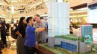 Calon pembeli sedang mengamati maket Eastern Wing Embarcadero Park di Lippo Mall Kemang, Jakarta Selatan 