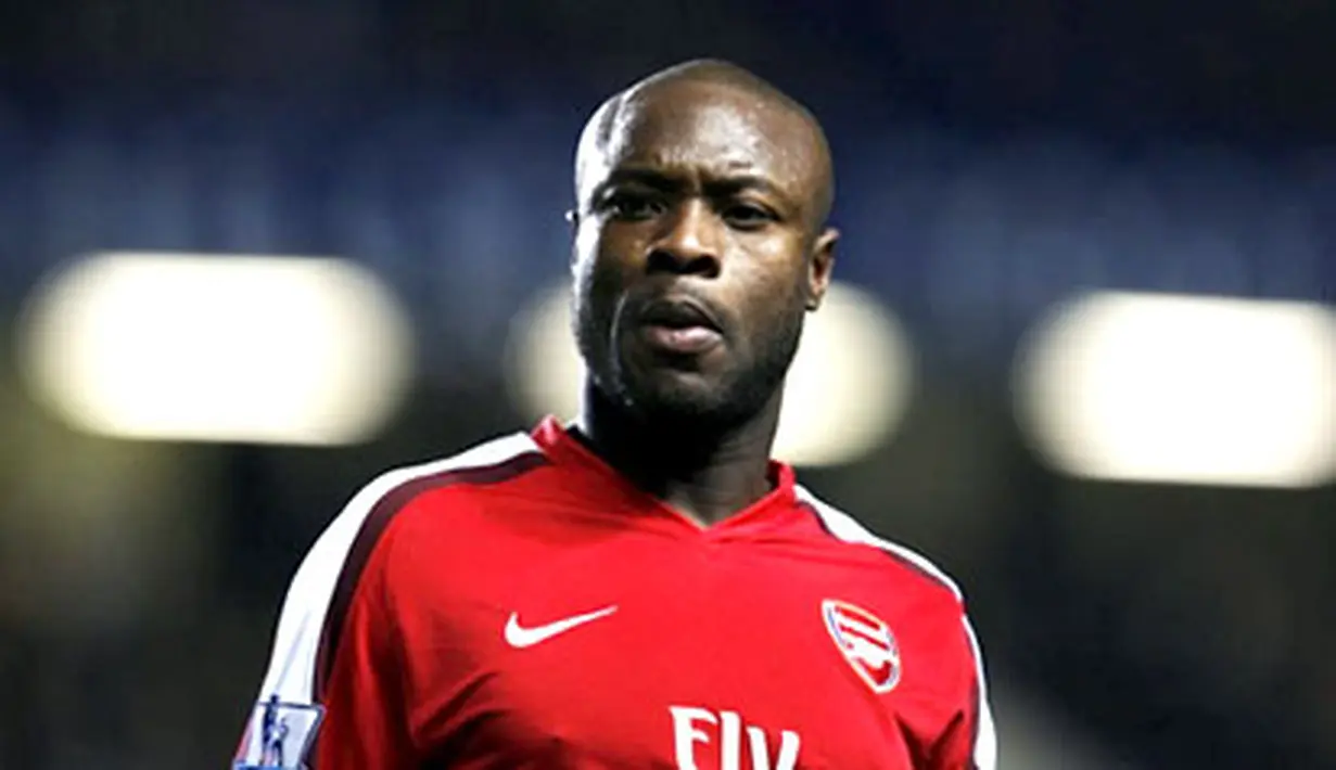 Arsenal's player William Gallas looks on during the game against Chelsea during Premiership match at Stamford Bridge in London on November 30, 2008. Arsenal won the game 2-1. AFP PHOTO/Adrian Dennis